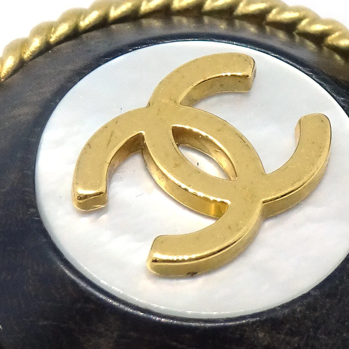 Chanel 1994 Mother of Pearl 'CC' Rope Edge Button Earrings - Image 2