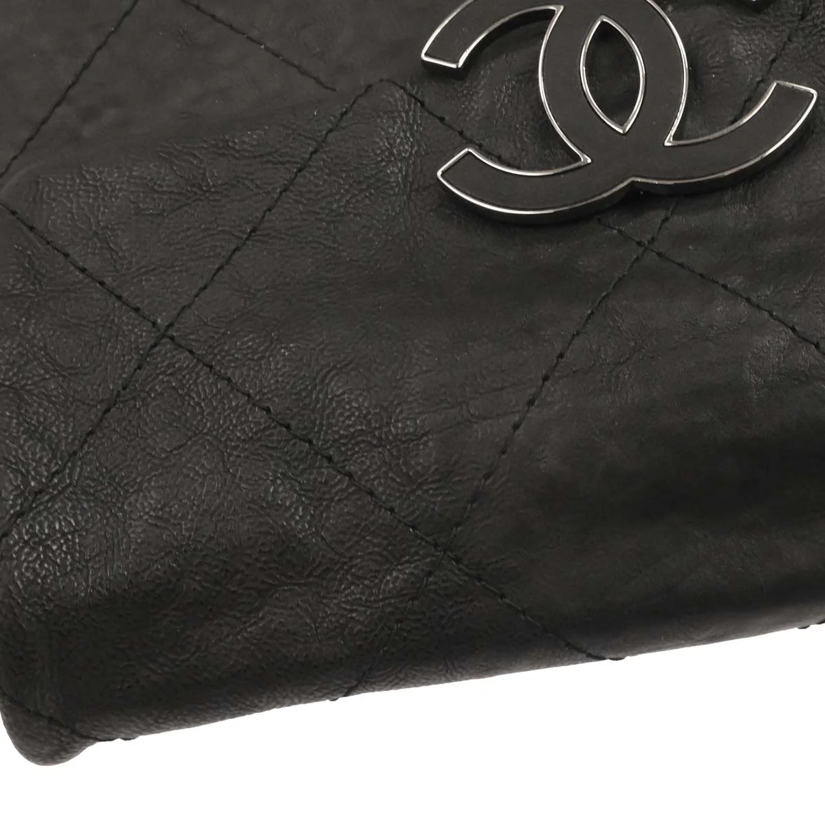 Chanel 2011 Black Calfskin Hamptons CC Accordion Flap Shoulder Bag - Image 3