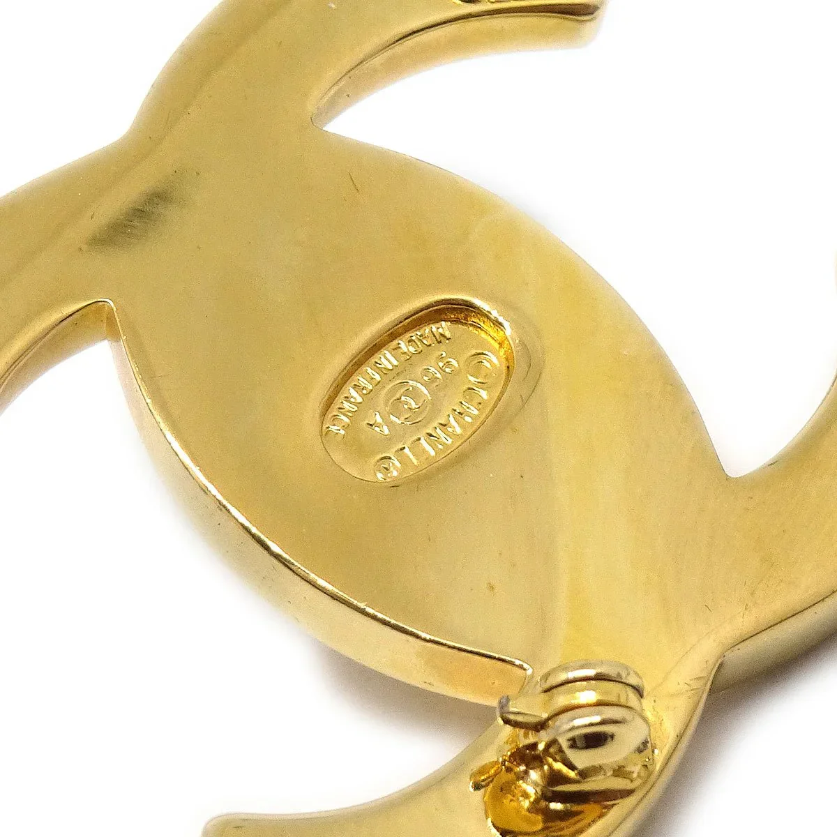 CHANEL Turnlock Brooch Gold Large - Image 4